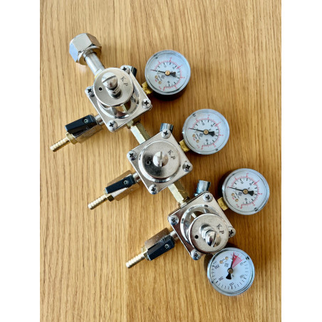 CO2 pressure regulator with 3 outputs